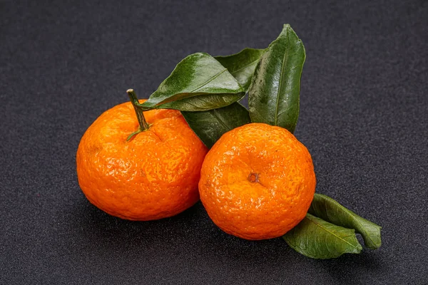 Reife Süße Schmackhafte Mandarine Mit Grünen Blättern — Stockfoto