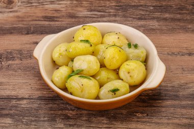 Kasede taze haşlanmış patates soğan servis edildi.