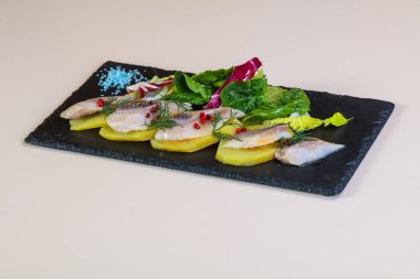 Patates ve soğanlı ringa balığı.