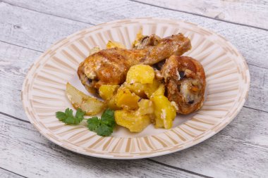 Kızarmış tavuk budu ve fırında patates.