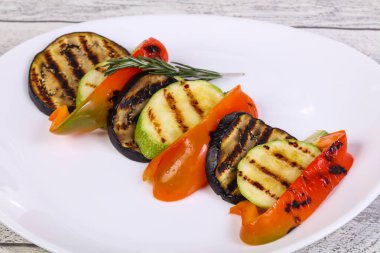 Izgara sebze, patlıcan, kabak ve biber tabakta.