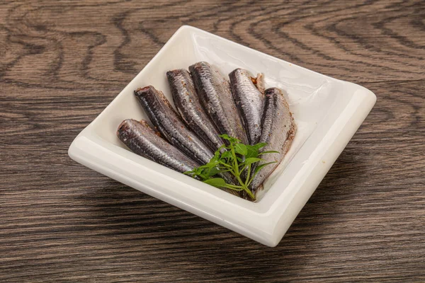 Anchovies Hal Snack Tálban Tálalva Bazsalikom Levelek — Stock Fotó