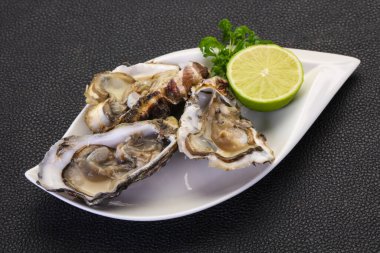 Limonlu ve maydanozlu taze istiridye.