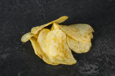 Doğal Yuong patates cipsi yığını.