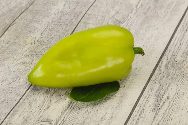 Pimiento Verde Maduro Sobre Fondo Madera — Foto de Stock