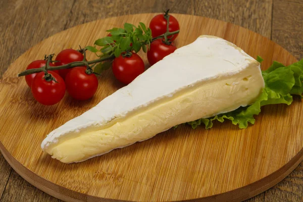 Triângulo Queijo Brie Servido Folhas Salada — Fotografia de Stock