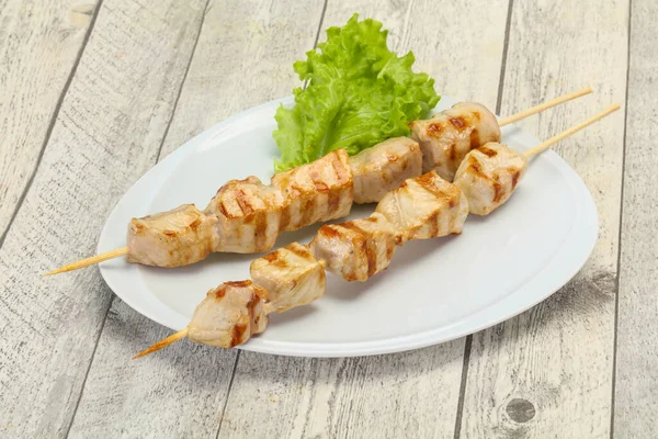 Gegrilde Varkensspies Geserveerd Salade Bladeren — Stockfoto