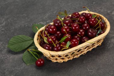 Yapraklarla dolu olgun kiraz yığını