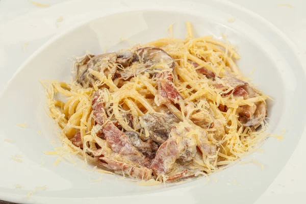 Pasta Mit Champignons Parmesan Und Speck — Stockfoto