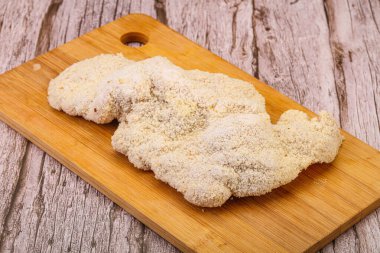 Kızartma için çiğ domuz eti şnitzel.