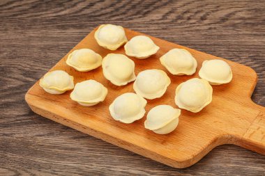 Pişirmek için çiğ etli börek.