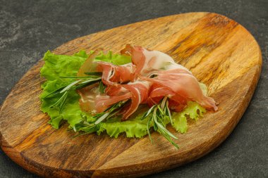 Biberiyeli dilimlenmiş domuz eti.