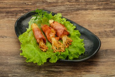 Kızarmış enoki mantarı ve domuz pastırması fesleğen yaprağı.