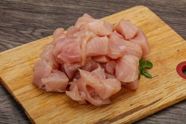 Pişirmek için çiğ tavuk göğsü.