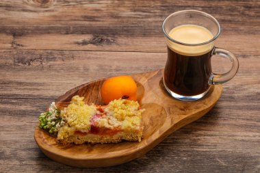 Kayısı ve kahveyle kabuklu turta.