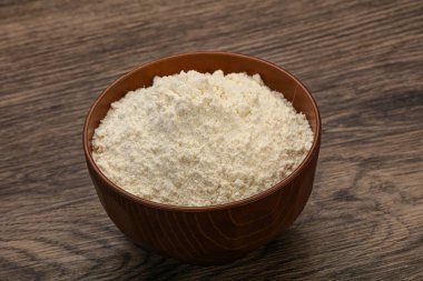 Buğday unu kasede yemek pişirmek için.