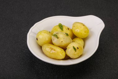 Kasede taze haşlanmış patates soğan servis edildi.