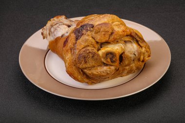 Baharatlı ve otlu domuz budu.