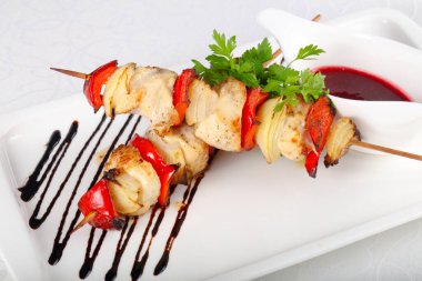 Sebzeli tavuk şişi.