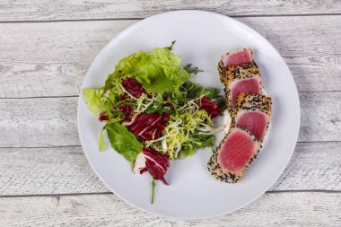 Susamlı taze dilimlenmiş ton balıklı salata.