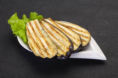 Kavanozda kızarmış patlıcan.