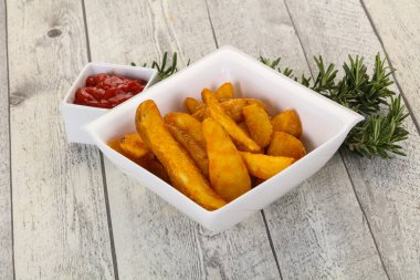 Biberiye ve soslu kızarmış patates dilimleri.