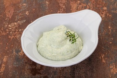 Bitki ve sarımsaklı süzme krema.