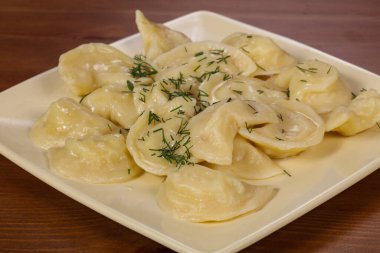 Patates püresi ve tereyağlı ev yapımı börek.