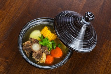 Et, sebze ve mısır çorbası.