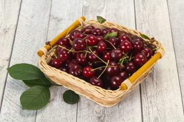 Yapraklarla dolu olgun kiraz yığını