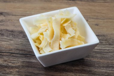 Hindistan cevizi kuru cipsi kasede atıştırmalık.