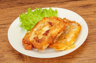 Ekmeğin içinde kızarmış morina balığı