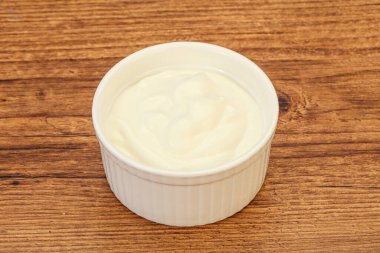 Süt ekşi krema kasede