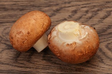 Arka planda Lezzetli Çiğ Kahverengi Şampiyonlar