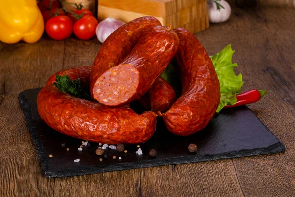 Schweinswürste Über Holzuntergrund — Stockfoto