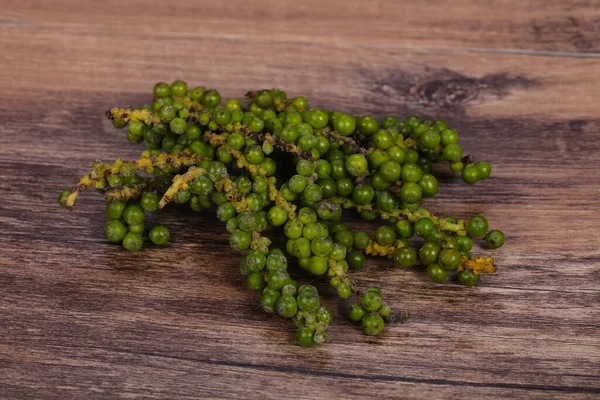 Maíz Crudo Pimienta Verde Fresca Sobre Fondo Madera —  Fotos de Stock