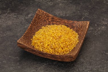 Vejetaryen mutfağı. Kasede pişirmek için kuru bulgur.