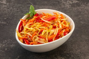 Havuç ve biberli vejetaryen lahana salatası 