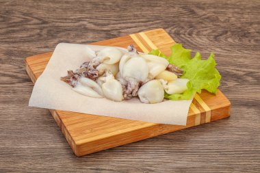 Çiğ deniz ürünleri, güvertede pişirmek için mürekkep balığı.