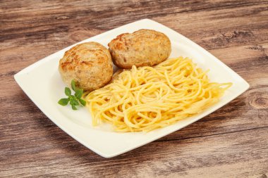 Peynirli spagetti ve ev yapımı tavuk pirzolası.
