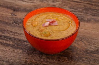 Füme domuz pirzolası ve bezelye kremalı çorba.