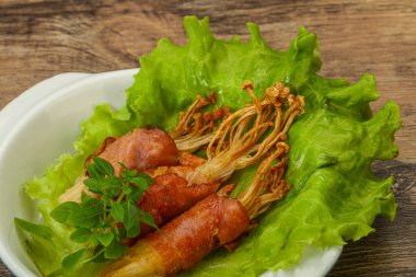 Kızarmış enoki mantarı ve domuz pastırması fesleğen yaprağı.