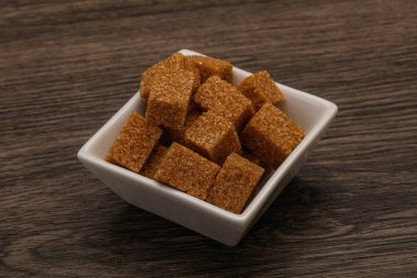 Kahverengi baston şeker yavruları kasede