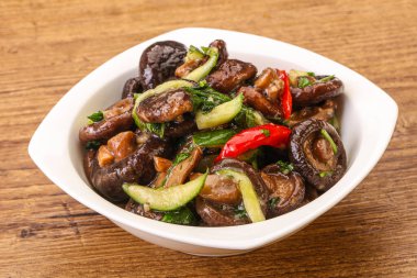 Baharatlı ve otlu terbiye edilmiş Shiitake mantarı.