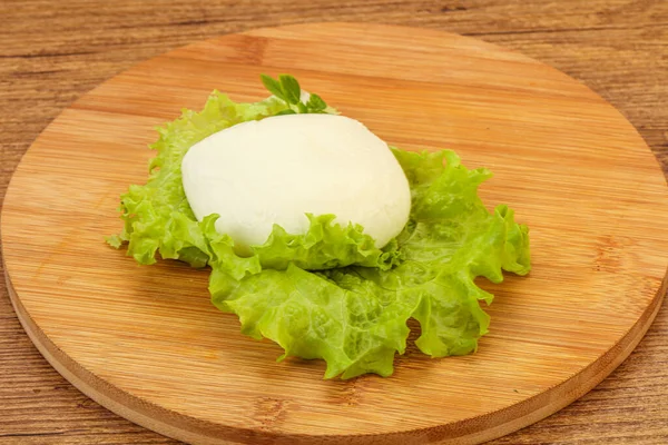 Bola Queijo Mozzarella Italiana Sobre Bordo — Fotografia de Stock