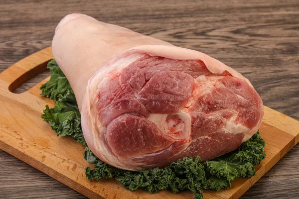 生の大きな豚肉ナックル料理 — ストック写真