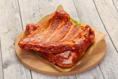 Çiğ domuz pirzolası pişirmeye hazır.