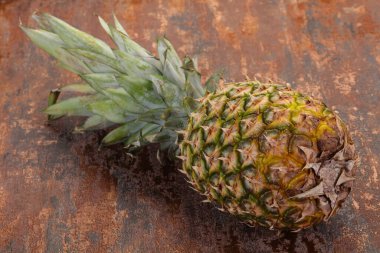Ahşap arka plan üzerinde olgunlaşmış taze ananas