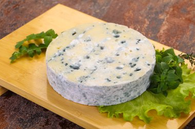 Salata ve fesleğenli yuvarlak mavi peynir.