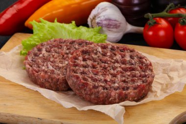 Çiğ burger pirzolası ızgara için hazır.